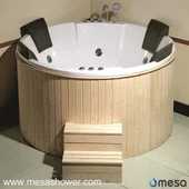 나무로 둘러싸인 Outside Round Acrylic 독립 구조로 서있는 욕조